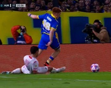Polémica en Boca-Huracán: ¿era penal de Hezze a Barco?