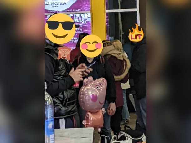 Una decena de personas ayudó a rescatar un globo con la forma de Peppa Pig.