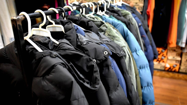 El supermercado liquidó ropa de invierno con hasta 60% de descuento