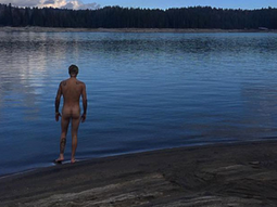 justin bieber poso totalmente desnudo frente a un lago justin bieber poso totalmente desnudo frente a un lago