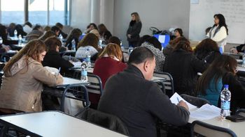 Docentes rendían un examen y los atraparon copiando Docentes rendían un examen y los atraparon copiando