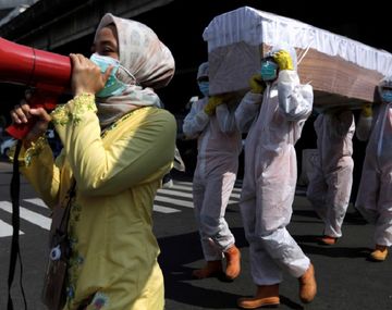 Cruda campaña de concientización en Indonesia: pasean un ataúd por las calles