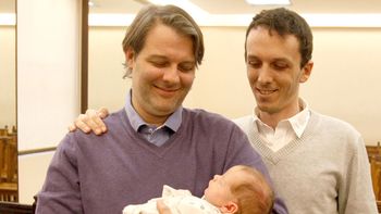 inscribiran a un bebe hijo de dos papas nacido en la india