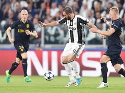 Gonzalo Higuaín en acción, ante la marca de dos rivales Gonzalo Higuaín en acción, ante la marca de dos rivales