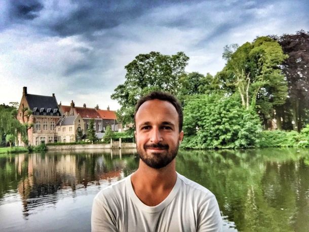 Francisco Galtieri necesita votos para ganar una prestigiosa beca.