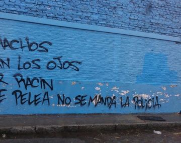 Una de las pintadas que apareció en el estadio de Racing.