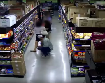 Filmaba a una mujer por debajo de su pollera