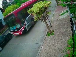 Un nene de 12 años se robó un colectivo, manejó 30 cuadras y chocó varios autos