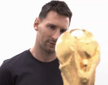 El inédito video de Messi admirando la Copa del Mundo que es viral