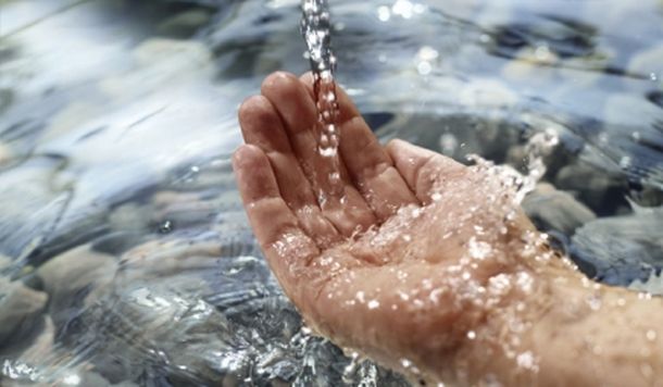 ¿Por qué se nos arrugan los dedos cuando estamos en el agua?