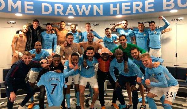 En ropa interior, David Silva se robó todas las miradas en el festejo del Manchester City