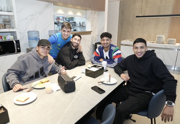 Visita de lujo: Alan Varela estuvo en el predio de Boca con sus excompañeros