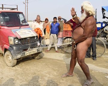 Un monje utilizó su pene para mover un camión y demostrar su fuerza espiritual