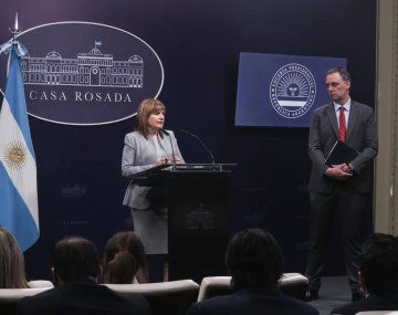 Patricia Bullrich y Manuel Adorni, en conferencia de prensa.