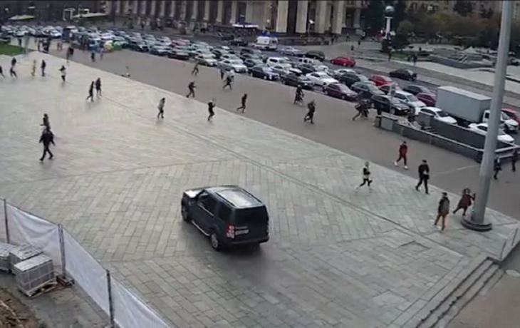 VIDEO: Se desmayó cuando manejaba su camioneta, subió a una plaza y mató a dos personas