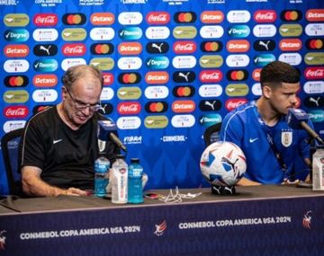 El divertido momento entre Bielsa y Araújo en la conferencia