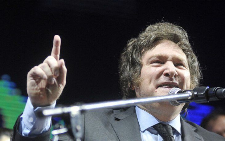 No deja nada sin negar: Ahora Milei negó los 30 mil desaparecidos y abonó la teoría de los dos demonios