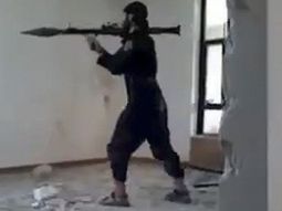 video: un terrorista del isis se explota mientras dispara un lanzacohetes video: un terrorista del isis se explota mientras dispara un lanzacohetes