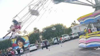asi colapso un juego en un parque de diversiones: las personas salieron volando asi colapso un juego en un parque de diversiones: las personas salieron volando