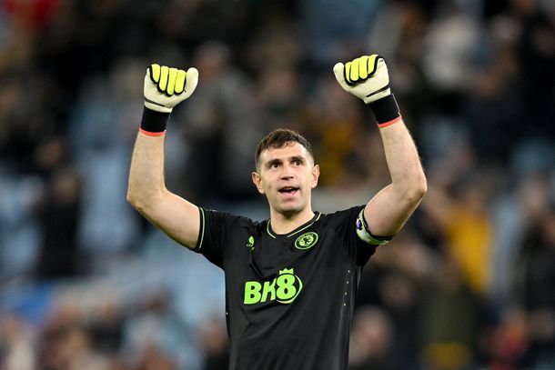 Un penal en movimiento: la tremenda atajada del Dibu Martínez