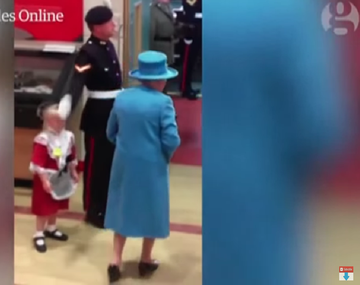 Cachetazo sin querer tras saludar a la reina