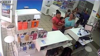 video: con su bebe en brazos, entro a un local y robo un celular video: con su bebe en brazos, entro a un local y robo un celular