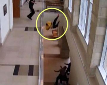 Estados Unidos: un preso se tiró esposado al vacío