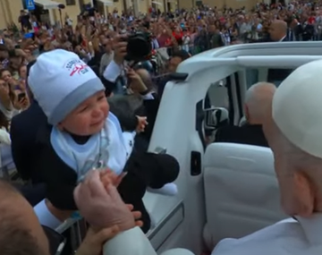 Francisco participó de la Misa de Pascuas y recorrió la plaza de San Pedro durante varios minutos