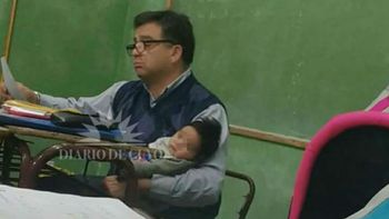 san juan: un profesor cargo en brazos al hijo de una alumna para que pueda estudiar san juan: un profesor cargo en brazos al hijo de una alumna para que pueda estudiar