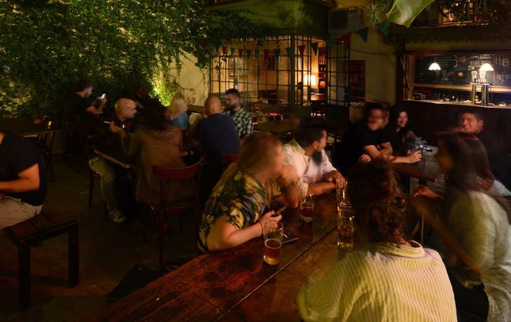 Provincia: evalúan extender el horario de cierre para bares y restaurantes