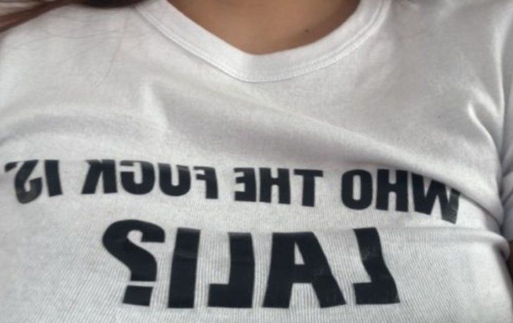 Joven denunció que fue golpeada en el tren por llevar una remera de Lali Espósito: su relato