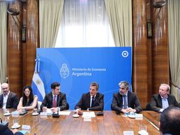 El Gobierno acordó precios con empresas productoras de insumos industriales