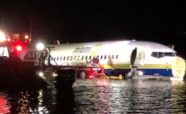 Un avión con 143 personas a bordo se despistó y cayó a un río en Florida