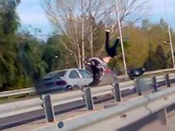 video: manejaba en contramano por una autopista y atropello a una pareja en una moto video: manejaba en contramano por una autopista y atropello a una pareja en una moto