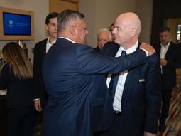 Chiqui Tapia felicitó a Infantino por su reelección en la FIFA