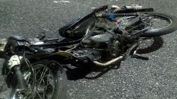 brutal choque entre una moto y un auto: hay dos heridos de gravedad brutal choque entre una moto y un auto: hay dos heridos de gravedad