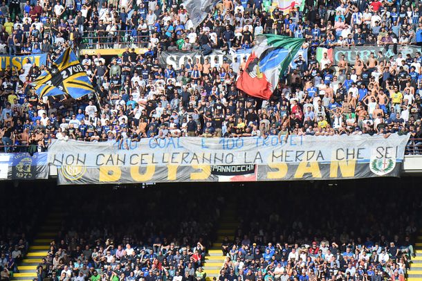 Una de las banderas que los hinchas del Inter colgaron en el San Siro.