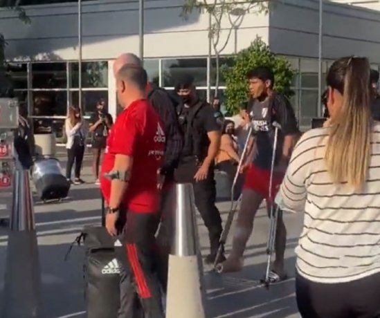 Así llegaba Robert Rojas al país, tras la dura lesión que sufrió en Perú