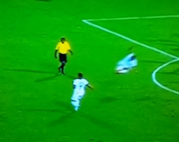 ¿Qué quiso hacer? Un jugador le pegó una terrible patada ¡al aire!