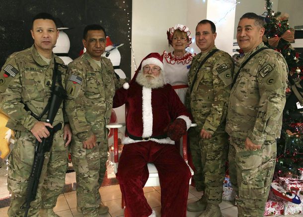 Papa Noel visitó a los soldados en Kabul