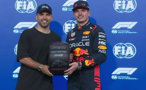 El Kun Agüero le entregó el premio de la pole a Max Verstappen