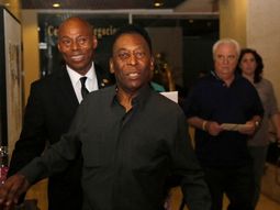 en la vereda de enfrente de maradona: pele apoyo la reeleccion de blatter en la vereda de enfrente de maradona: pele apoyo la reeleccion de blatter