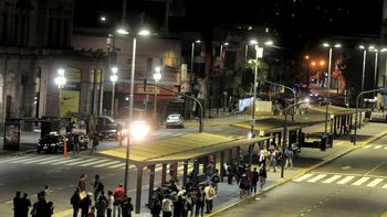 Algunos esperaban los últimos colectivos minutos antes de la medianoche Algunos esperaban los últimos colectivos minutos antes de la medianoche
