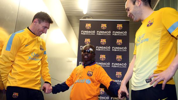 Conmovedor: un niño ciego reconoció a Messi con sólo tocarlo