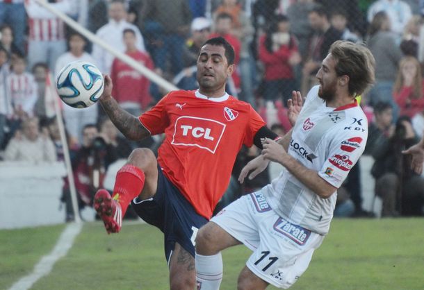 Independiente ganó en Córdoba y quedó a un paso del ascenso