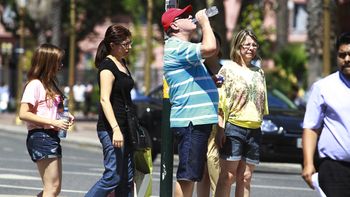 la ola de calor avanza en la ciudad y la temperatura ya esta en 37 grados la ola de calor avanza en la ciudad y la temperatura ya esta en 37 grados