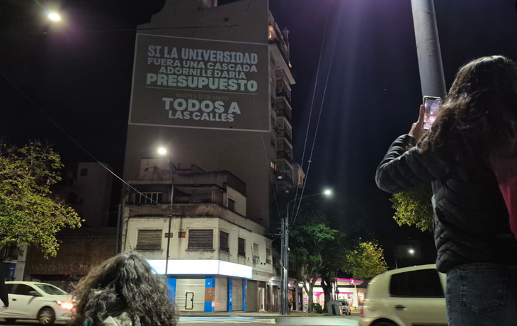 Si la Universidad fuera una cascada, Adorni le daría presupuesto: el slogan viral para convocar a la marcha