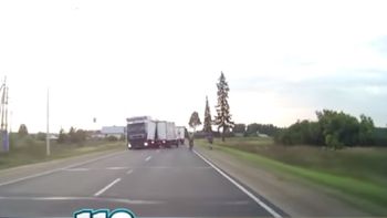 dos ciclistas se salvaron de milagro en accidente de camiones dos ciclistas se salvaron de milagro en accidente de camiones