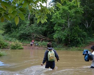 Los chicos de la comunidad mbya cruzan el arroyo a nado todos los días para ir a la escuela. Foto: Blas Martínez.