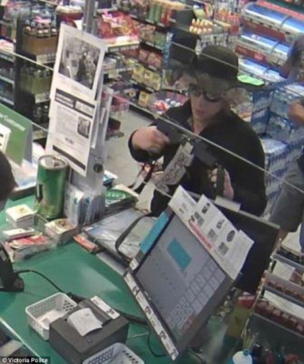 Ladrón roba estación de servicio disfrazado de abuela y con un arma falsa